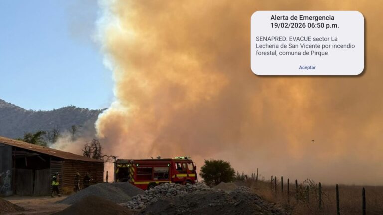 Senapred declara Alerta Roja en Pirque y llama a evacuar sector La Lechería por incendio