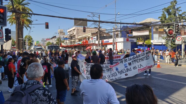 #AHORA Ambulantes cortan tránsito en avenida Concha y Toro en medio de disturbios por desalojo en Plaza de Puente Alto
