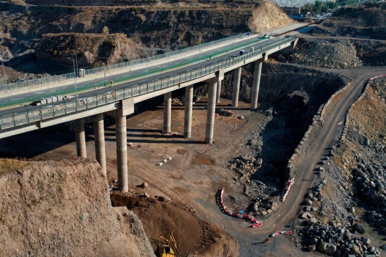Informe del Ministerio de Minería advierte riesgo de derrumbe en taludes del puente Sargento Menadier