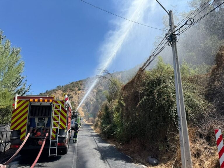 Foco de incendio en Pirque fue controlado y se restablece el tránsito