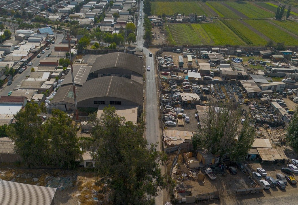 Deja de ser camino de tierra: Municipio realiza asfaltado de la calle Amador Neghme