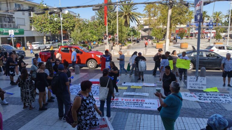 “Nos dejaron sin trabajo” Comerciantes ambulantes acusan abandono tras fin de permisos precarios