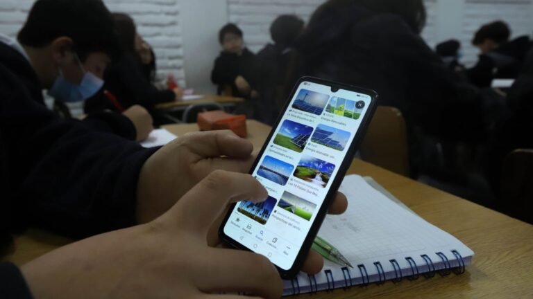 Celulares fuera del aula: la nueva ley que busca recuperar la concentración en los colegios