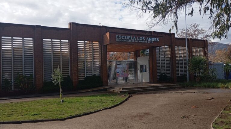 Suspenden clases en cuatro colegios de Puente Alto tras incendio en la Papelera