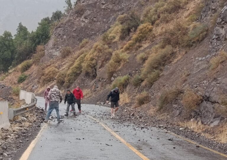 Reportan desprendimiento de rocas en El Ingenio, Cajón del Maipo