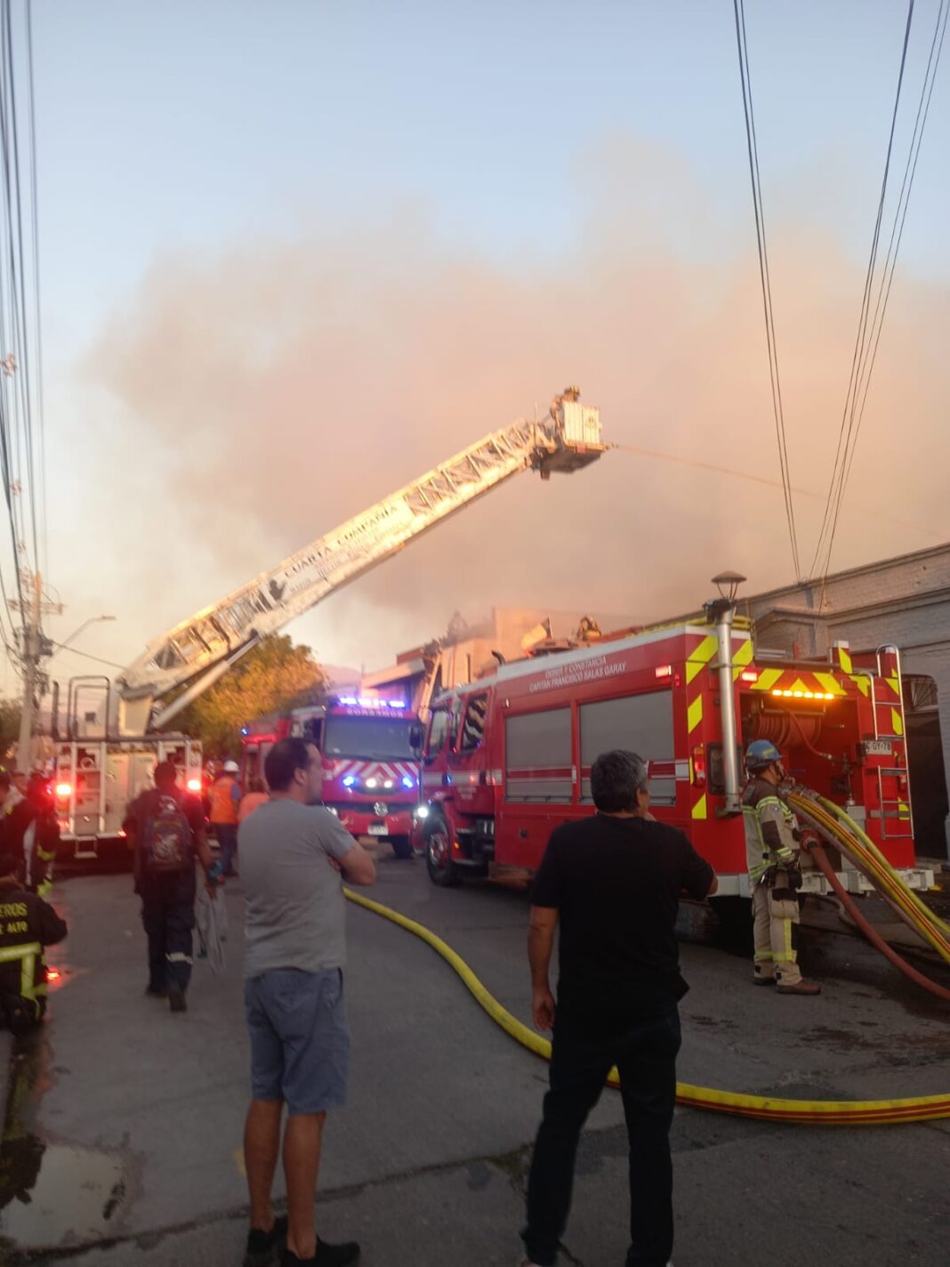 Tercera alarma: Bomberos combate incendio que afecta a tres inmuebles en el casco antiguo de Puente Alto