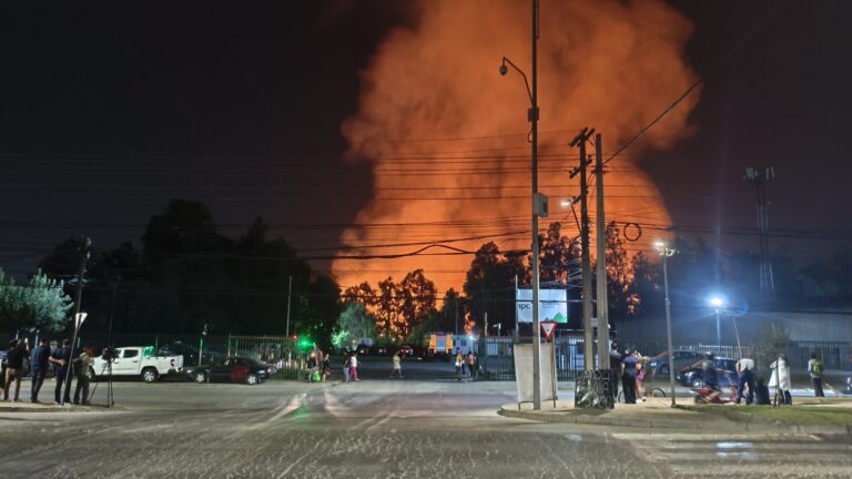 Incendio en la Papelera obliga a evacuar asentamiento Pie Andino en Puente Alto