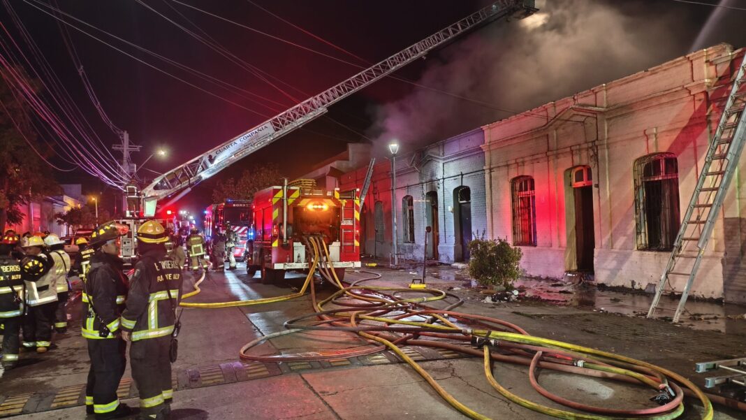 Bomberos logra contener incendio en casco antiguo de Puente Alto y mantiene búsqueda de persona desaparecida