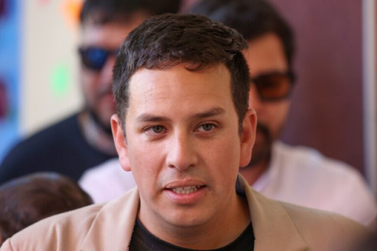 Alcalde Toledo critica alza histórica de combustibles: “están pasando el problema al ciudadano de pie”