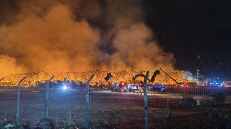 Casi 300 bomberos logran contener incendio en la Papelera de Puente Alto