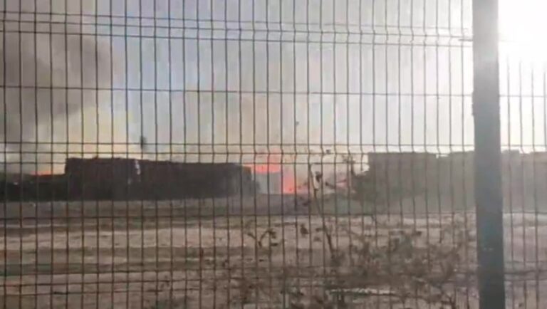 Bomberos combate incendio al interior de la Papelera en Puente Alto