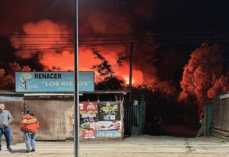 Voraz incendio en sector Orilla del Río deja dos casas destruidas en Pirque