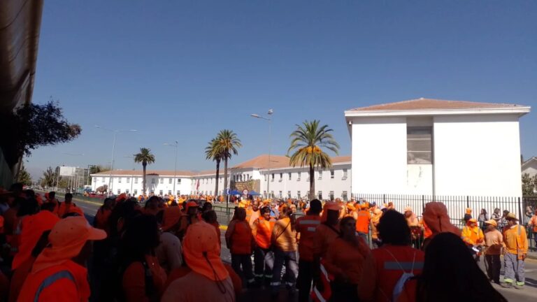 Denuncian meses de cotizaciones impagas: trabajadores de Pacific Green protestan en la Municipalidad Puente Alto