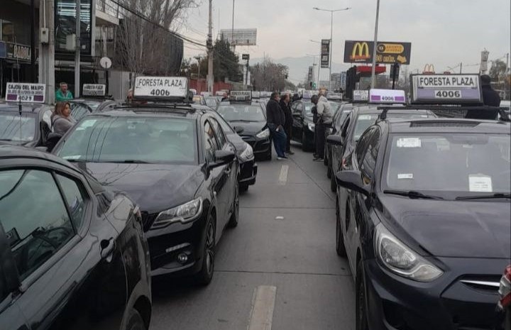 Colectivos ajustan tarifas y gremio advierte crisis por alza de combustibles