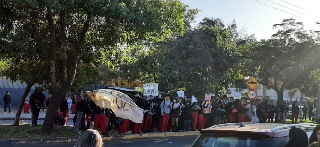 Alumnos del Colegio San Carlos de Aragón se movilizan por demandas internas