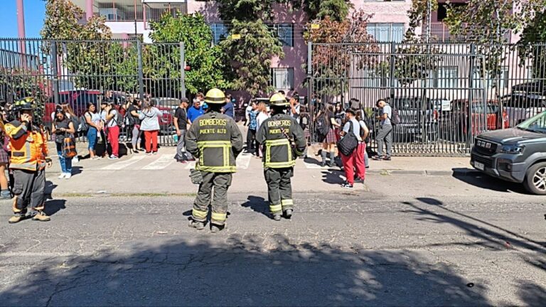Caída de portón deja estudiantes lesionados en el Colegio San Carlos de Aragón
