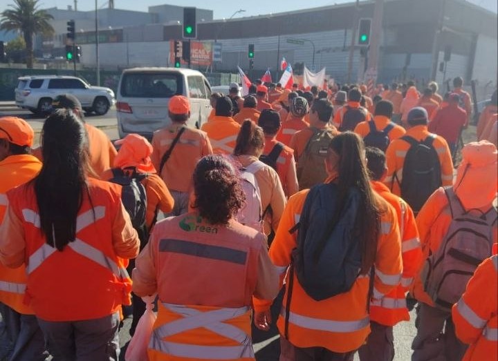 Trabajadores de Pacific Green marchan por el centro de Puente Alto en nueva jornada de protestas
