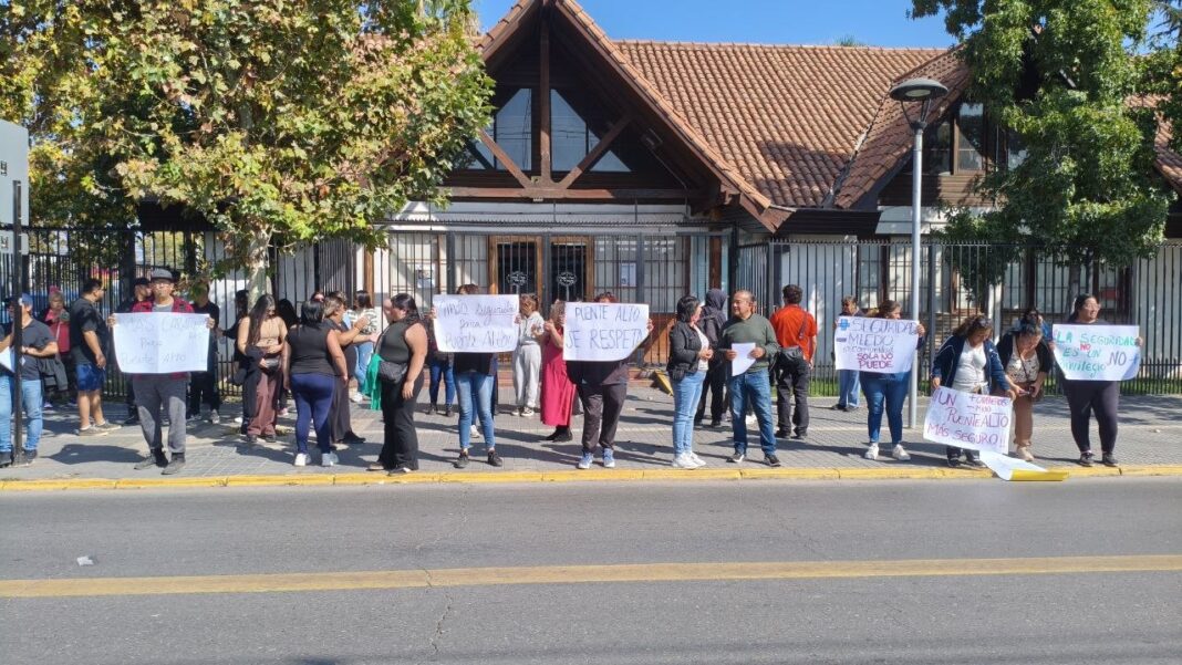 Vecinos protestan por seguridad frente a la 20 Comisaría durante reunión de ministra