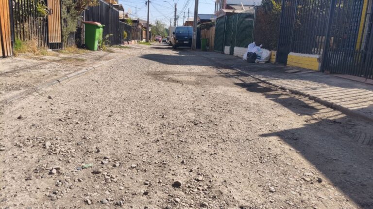 “El pavimento se volvió polvo y piedras” Denuncian grave deterioro vial en Parque del Arrayán