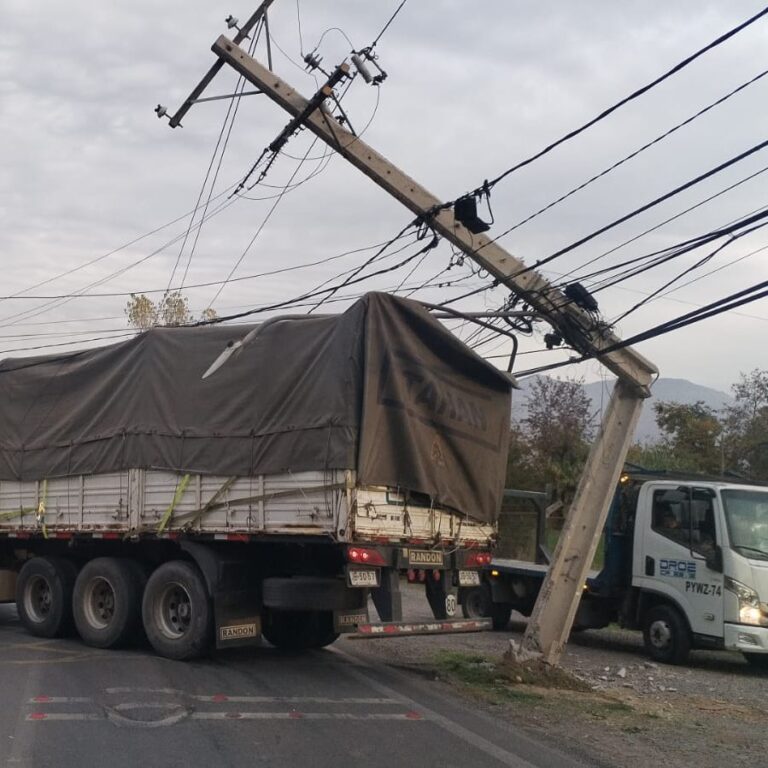 Accidente de camión derriba poste y provoca corte de luz en Pirque