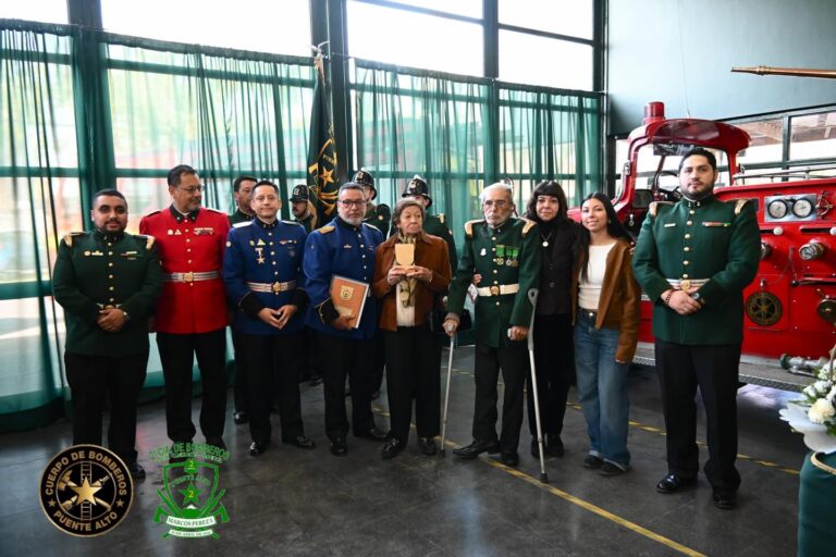 Segunda Compañía de Puente Alto distingue al voluntario Mario Infante como “Bombero Insigne” y “Héroe en Vida”