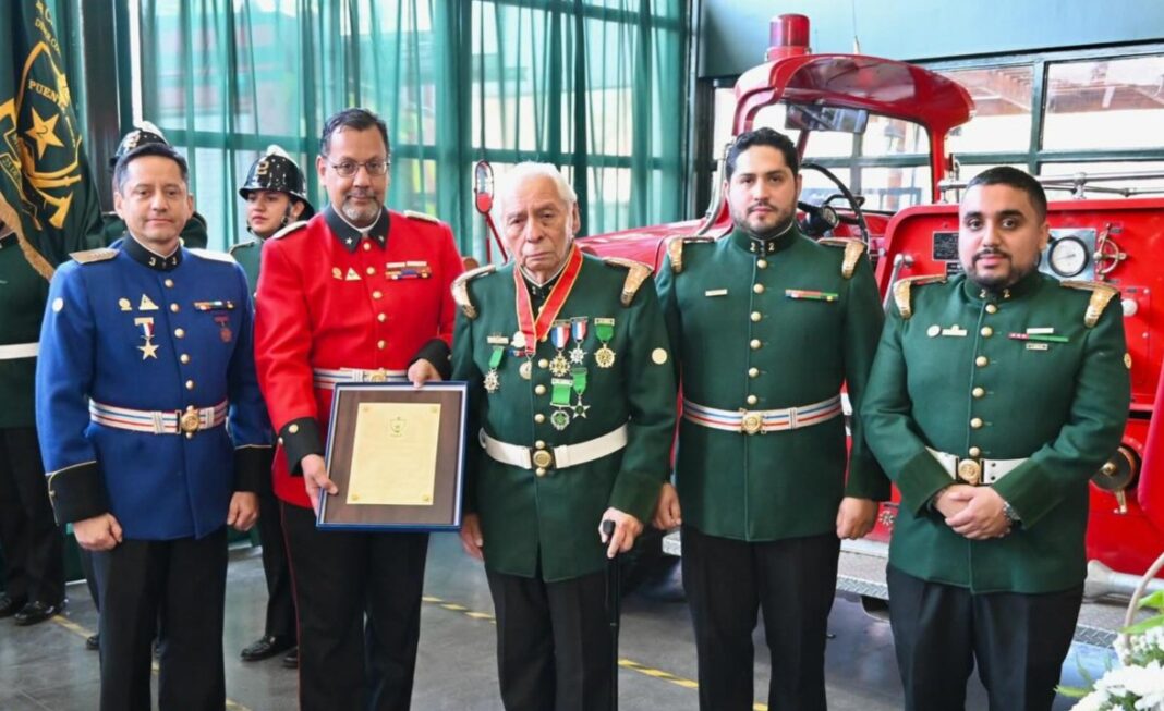 “Bombero Insigne” y “Héroe en Vida”: Segunda Compañía de Puente Alto distingue al voluntario Mario Infante