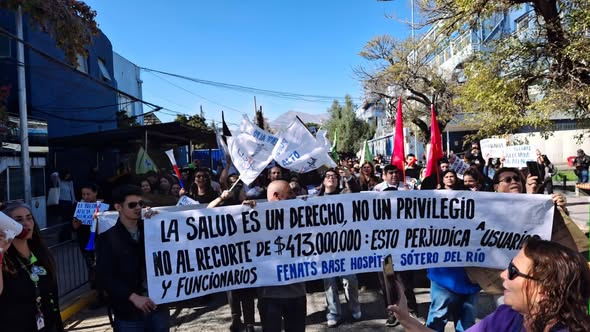 Funcionarios del Hospital Sótero del Río protestan por millonario recorte