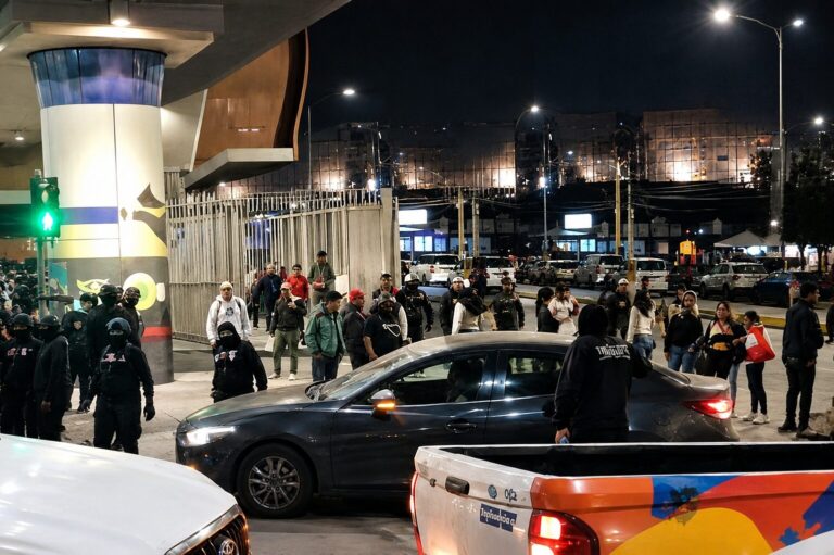 Nuevo incidente entre guardias y ambulantes en estación Elisa Correa (video)