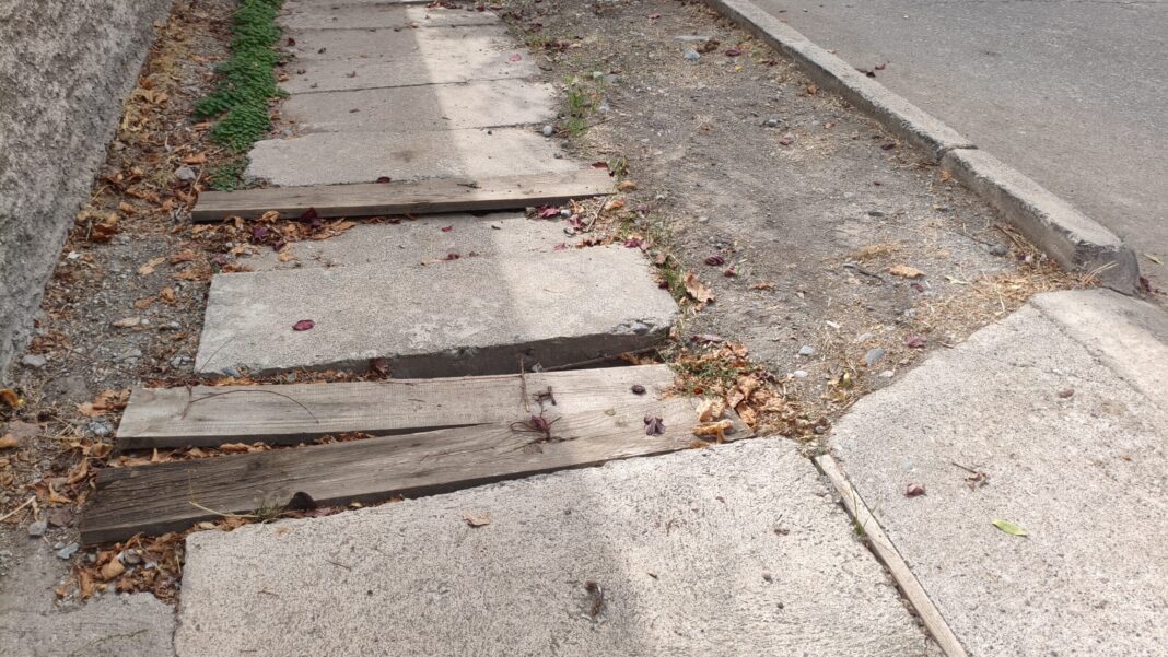 Vecinos alertan por riesgos ante grave estado de veredas en Casas Viejas