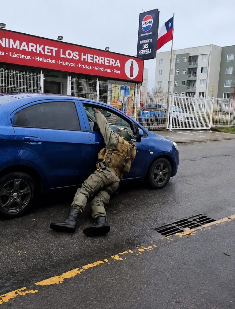 Impactante registro: Carabinero fue arrastrado por más de un kilómetro por chofer de vehículo (video)