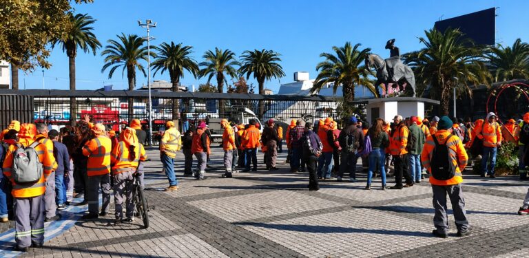 Más de 700 trabajadores quedan sin empleo tras fin del contrato entre municipio de Puente Alto y Pacific Green