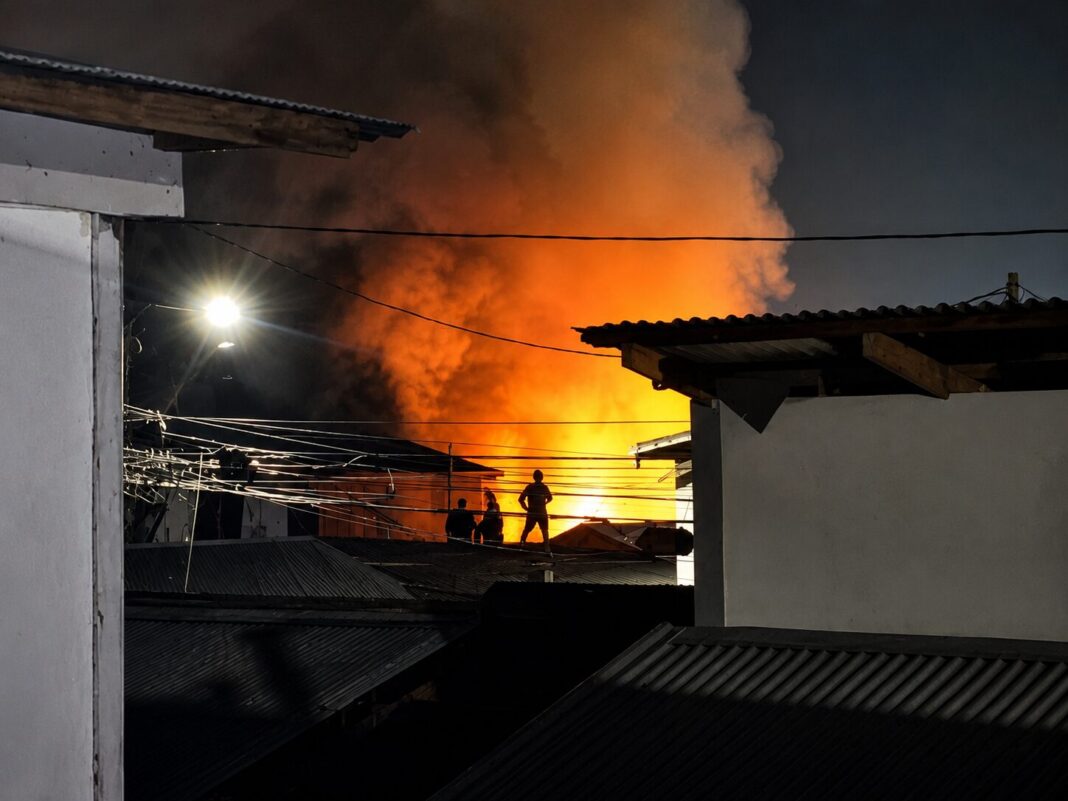 Incendio destruye dos casas y otras tres quedan con daños menores en Villa Almendral