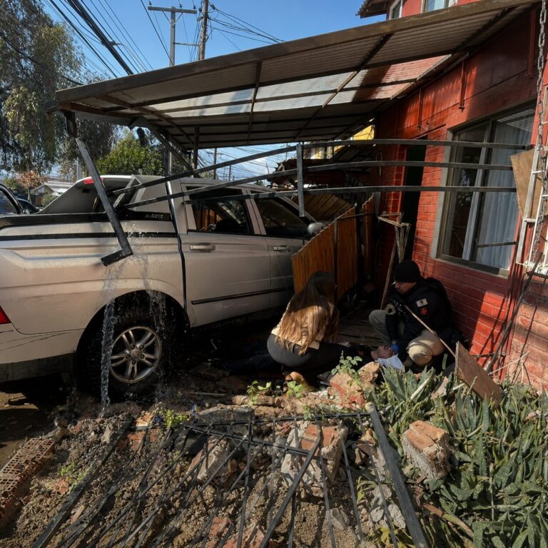 Puente Alto: Chofer fue golpeado por vecinos tras incrustar su camioneta en una casa