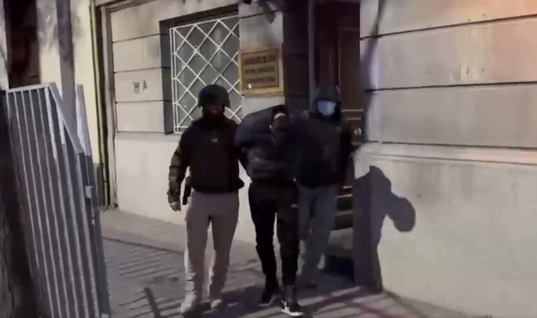 Padrastro entrega a cuarto implicado en fatal encerrona de San Bernardo: quinto delincuente sigue prófugo