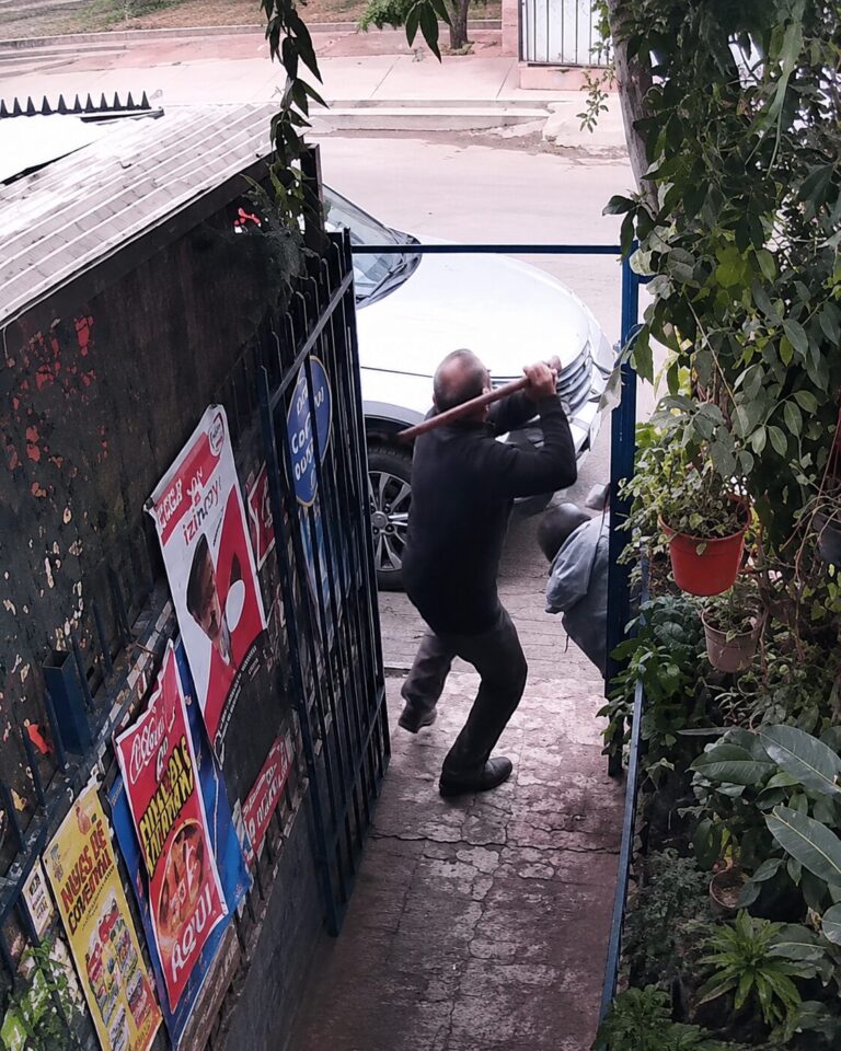 Abuelo se enfrentó a ladrones con un fierro para evitar robo de un auto en Villa San Francisco de Asís (video)
