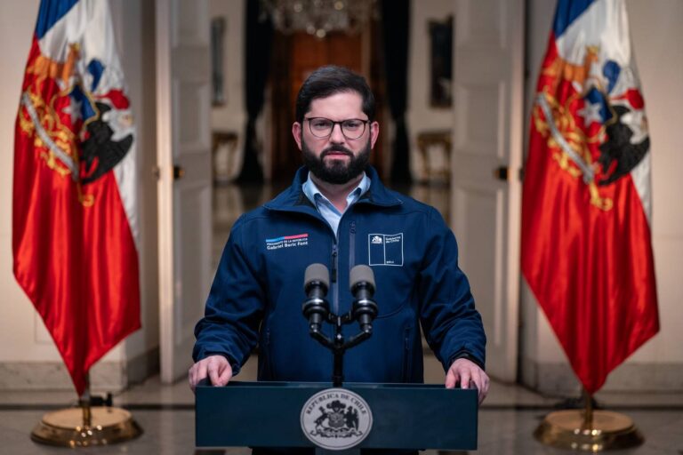 Boric reaparece y exige frenar embargos por deuda del CAE