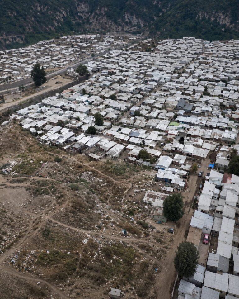 Descontrol total en «megatoma» de Casas Viejas: hay guardias, comercio y un prostíbulo