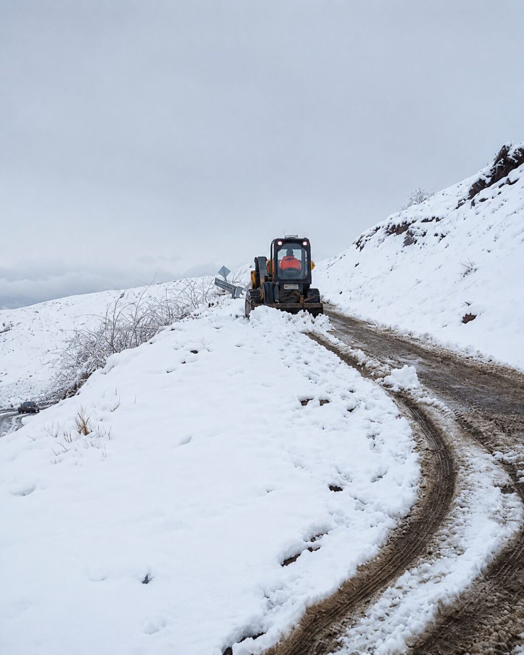 Llega la primera nevazón al Cajón del Maipo: Exigen uso obligatorio de cadenas para subir a la precordillera