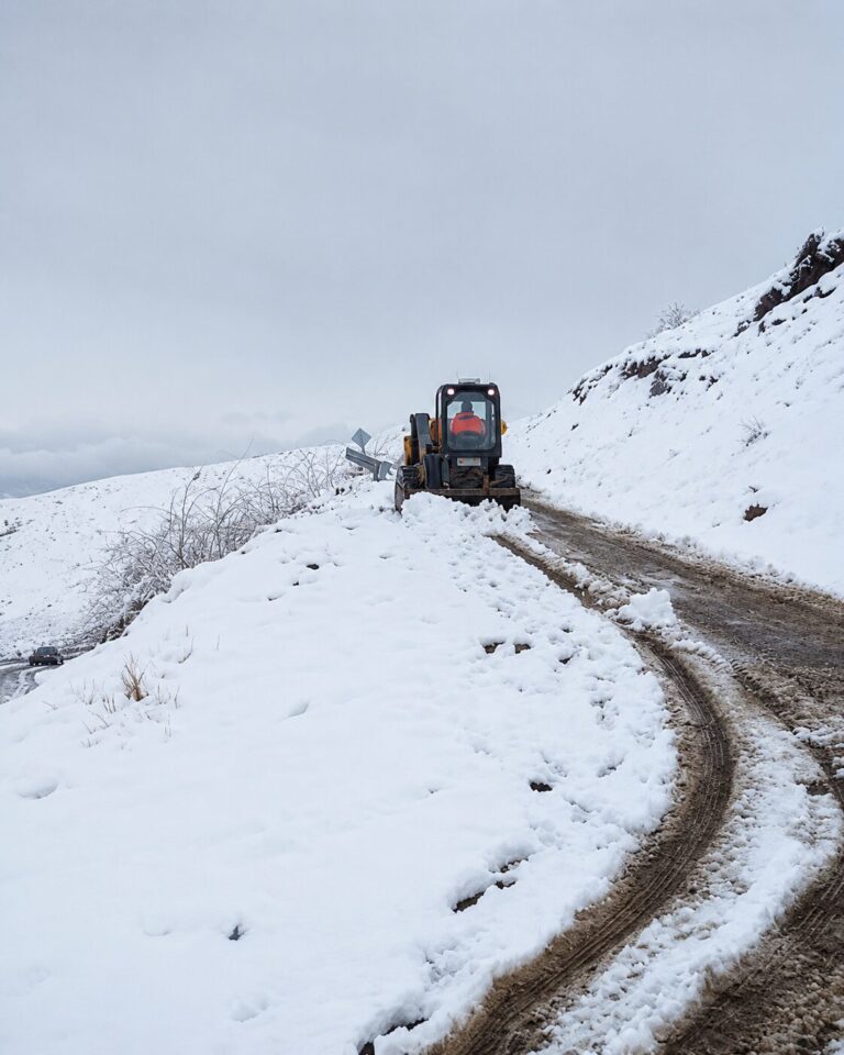 Llega la primera nevazón al Cajón del Maipo: Exigen uso obligatorio de cadenas para subir a la precordillera
