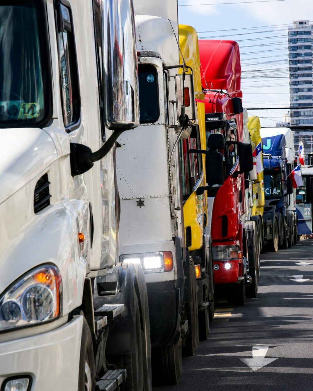Camioneros exigen a Kast bajar precio de los combustibles tras acuerdo de paz