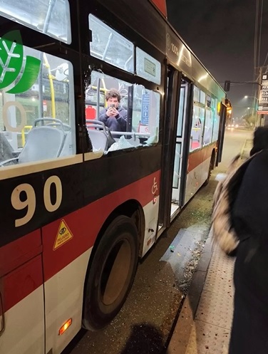 Vándalos destruyen un bus que iba con pasajeros en Eyzaguirre con Ejército Libertador (video)