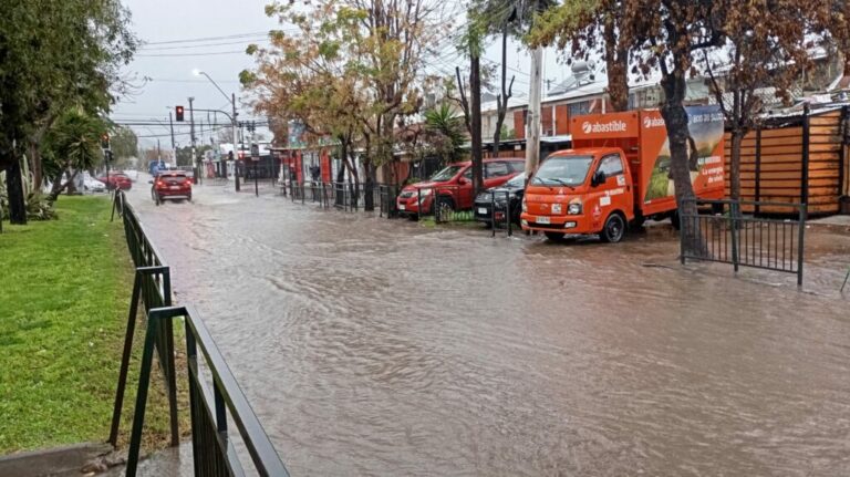 Prevén 150 mm de agua en la Prov. Cordilera y exigen suspender clases en toda la RM