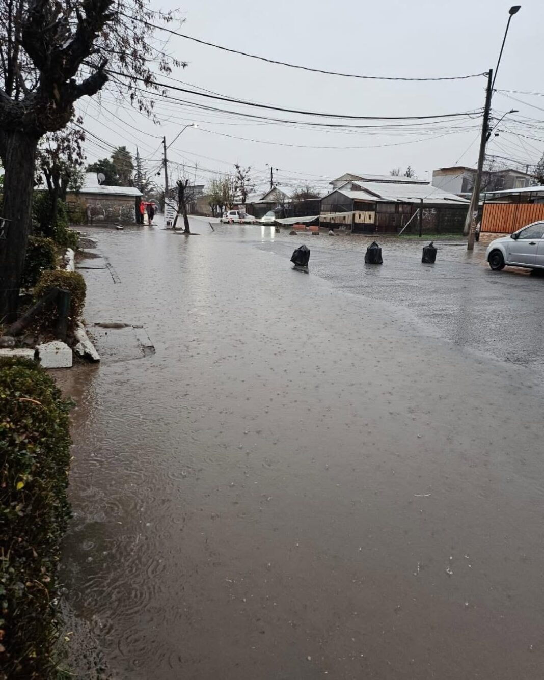 Más de 50 casas están anegadas en sector oriente e inundaciones aumentan en toda la comuna