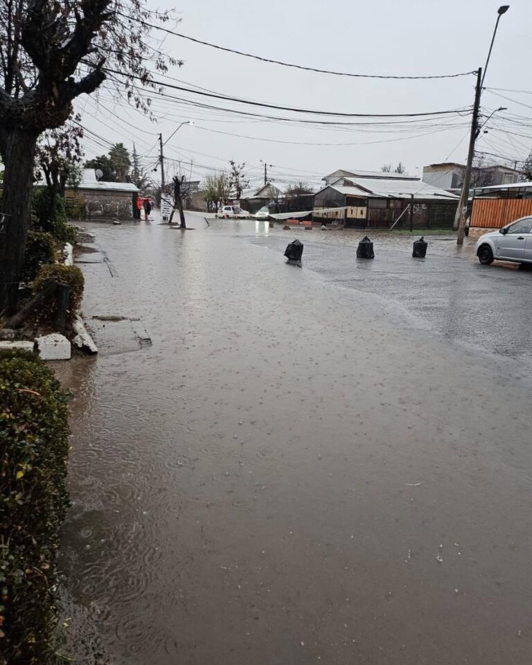 Más de 50 casas están anegadas en sector oriente e inundaciones aumentan en toda la comuna