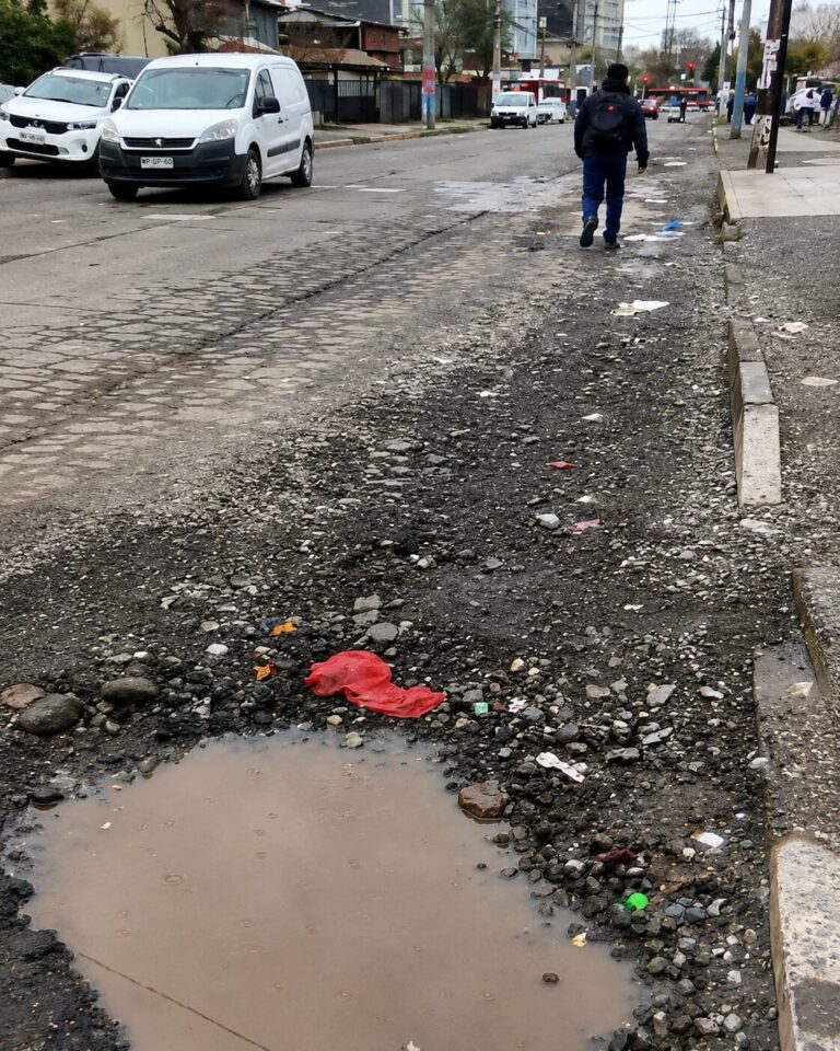 Vecinos de villa Hermanos de La Salle exigen nuevo asfalto para la Avenida Arturo Prat