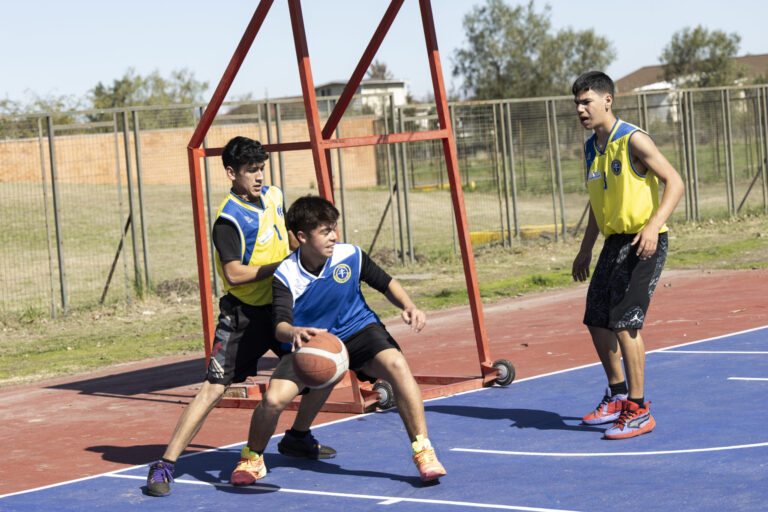 Entregan canchas remodeladas para 2.600 escolares puentealtinos