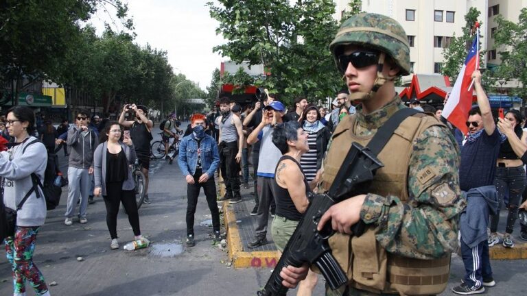 Excomandante del Ejército advierte que militares  «no están preparados» para ir a los barrios críticos