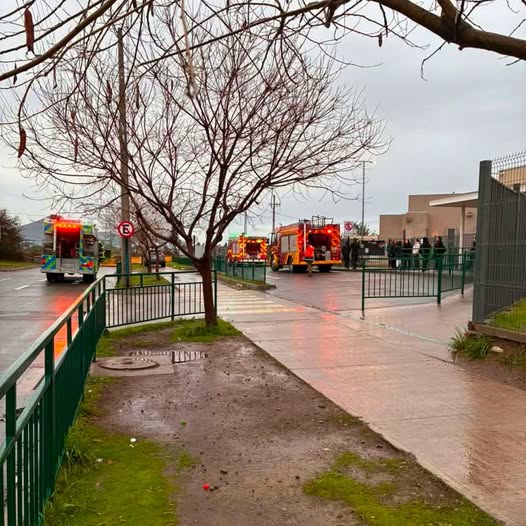 Suspenden clases en colegio luego que delincuentes robaran cañerías de gas