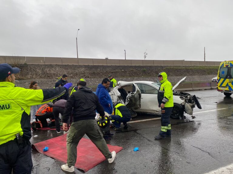 Una mujer fallecida tras violento accidente de tránsito en Acceso Sur, pasado Domingo Tocornal