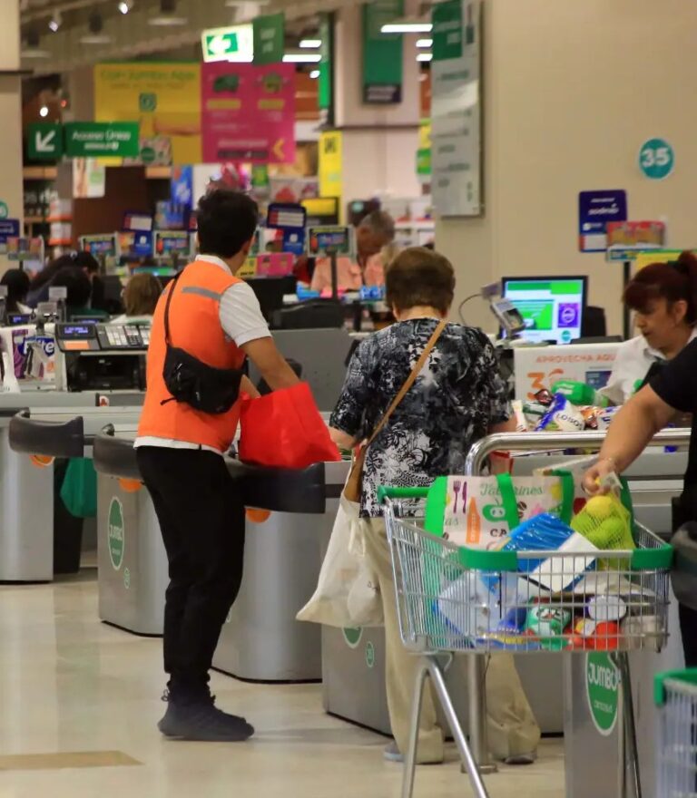 Con contrato directo y sueldo fijo vuelven los empaquetadores a los supermercados
